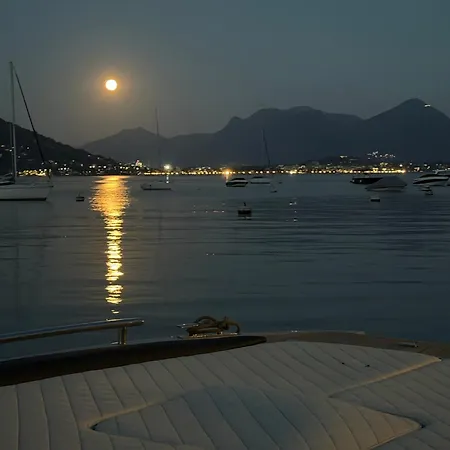 Botel Diva Catamarano *